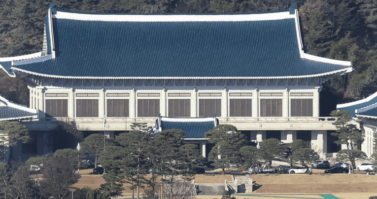 청와대 "DMZ 지뢰 폭발 조사, 흑막·은폐 없어… 北 지뢰 포함 모든 가능성 검토"